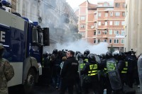 სპეცრაზმმა რუსთაველზე  პიკეტირებული პარლამენტი გაათავისუფლა   სპეცრაზმმა რუსთაველზე  პიკეტირებული პარლამენტი გაათავისუფლა