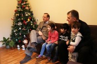დევნილთა მინისტრმა და იტალიის ელჩმა დევნილ ოჯახებს ნათლისღების დღესასწაული მიულოცეს