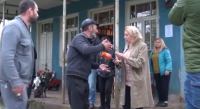 “ტყუილი რატომ დაწერეთ, შიმშილით მოკვდაო” – ჭირისუფლებმა გარდაცვლილის საცხოვრებელი სახლიდან “რუსთავი 2” გამოაგდეს