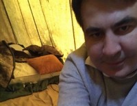 «kp.ru»(რუსეთი): მიშა კარავში; ქართველ მოხეტიალე ყარიბს კიევში შეშის ღუმელიანი კარავი აქვს გამოყოფილი