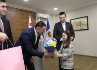 შს მინისტრმა დაღუპული პოლიციელის - ბუტა ანთაძის შვილს დაბადების დღე მიულოცა და საჩუქრები გადასცა