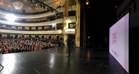 ამ სცენაზე იდგა კაცი, საბჭოთა გადმონაშთი, ბრეჟნევის თანაშემწე და ხალხს ეუბნებოდა, რომ ეიფელის კოშკი რუსეთია და კრემლი საფრანგეთი