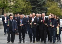 საპარლამენტო უმრავლესობის წევრებმა 9 აპრილის მემორიალი ყვავილებით შეამკეს