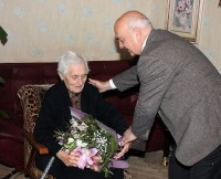 ვახტანგ ყოლბაიამ დევნილ ქალბატონს 100 წლის იუბილე მიულოცა 