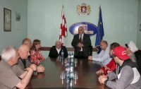 ვახტანგ ყოლბაია და ელგუჯა გვაზავა აფხაზეთიდან დევნილ ჰოკეისტებს შეხვდნენ