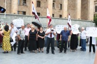 პარლამენტთან  „ატსტუპნიკების“ და დევნილების მორიგი აქცია მიმდინარეობს