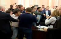 ბათუმის საკრებულოში  „ქართული ოცნებისა“ და „ნაციონალური მოძრაობის“ წევრები ერთმანეთს დაუპირისპირდნენ