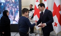არჩილ თალაკვაძემ პრეზიდენტთან ერთად საქართველოს ტერიტორიული მთლიანობისთვის ბრძოლაში დაღუპული მეომრების ოჯახებს სახელმწიფო ჯილდოები გადასცა არჩილ თალაკვაძემ პრეზიდენტთან ერთად საქართველოს ტერიტორიული მთლიანობისთვის ბრძოლაში დაღუპული მეომრების ოჯახებს სახელმწიფო ჯილდოები გადასცა