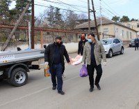 ბოლნისში მარტოხელა პენსიონერებს, თვითიზოლაციაში მყოფ პირებსა და შეჭირვებულ ოჯახებს სურსათი დაურიგდათ