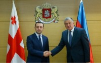 თავდაცვის მინისტრი აზერბაიჯანის ელჩს შეხვდა