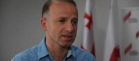 მერაბ მეტრეველი: "ნაცებო", თქვენთან მაქვს კითხვა: როდესაც ასეთ დოკუმენტს ქმნის პრეზიდენტი და მერე პარლამენტი ამტკიცებს, ეს ღალატია თუ იდიოტიზმი?