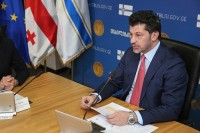 თბილისის მერი აბრებზე ქართული ენის გამოყენების სტანდარტის დაუცველობისთვის ჯარიმების გამკაცრების ინიციატივით გამოდის