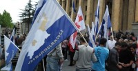 პარლამენტის წინ აქციის მონაწილეები იკრიბებიან