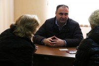 დევნილთა მინისტრის მოადგილეები გორის ბინების განაწილებასთან დაკავშირებით დევნილ ოჯახებს ინდივიდუალურად ხვდებიან