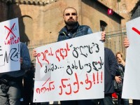 ქართველი ემიგრანტები: შეხვედრაზე არ შეგვიშვეს, მიშა ვერ იტანს განსხვავებულ აზრს