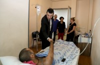 გიორგი გახარიამ მძარცველის დაკავებისას დაჭრილი მოქალაქე საავადმყოფოში მოინახულა