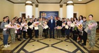 ირაკლი ღარიბაშვილმა სამინისტროში დასაქმებულ მრავალშვილიან დედებს დედის დღე მიულოცა
