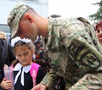 მშვიდობისმყოფელების შვილები პირველ კლასში მამის მეგობრებმა მიიყვანეს