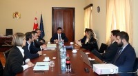 საპარლამენტო უმრავლესობის წევრები ჩეპმენის უნივერსიტეტის პროფესორ ტომ ბელის შეხვდნენ