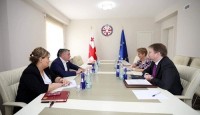 მთავრობის ადმინისტრაციის უფროსი, კახა კახიშვილი ლუიზა ვინტონსა და ჯასტინ მაკკენზი სმიტს შეხვდა