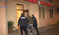 პოლიციამ ბათუმში უკანონო ავტომატური იარაღი და საბრძოლო მასალა ამოიღო