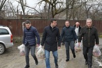 საპარლამენტო უმრავლესობის წევრებმა კონფლიქტის ზონის მოსახლეობას შობის დღესასწაული მიულოცეს